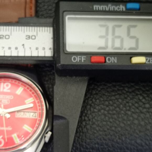 Vintage 1981 Seiko Automatic Mens Silver Watch W/daydate & Red accents - Picture 7 of 10